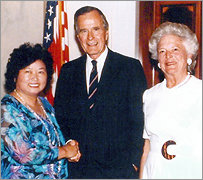  Yi-yu, her mother, and her brother with
 President Clinton at the White House 